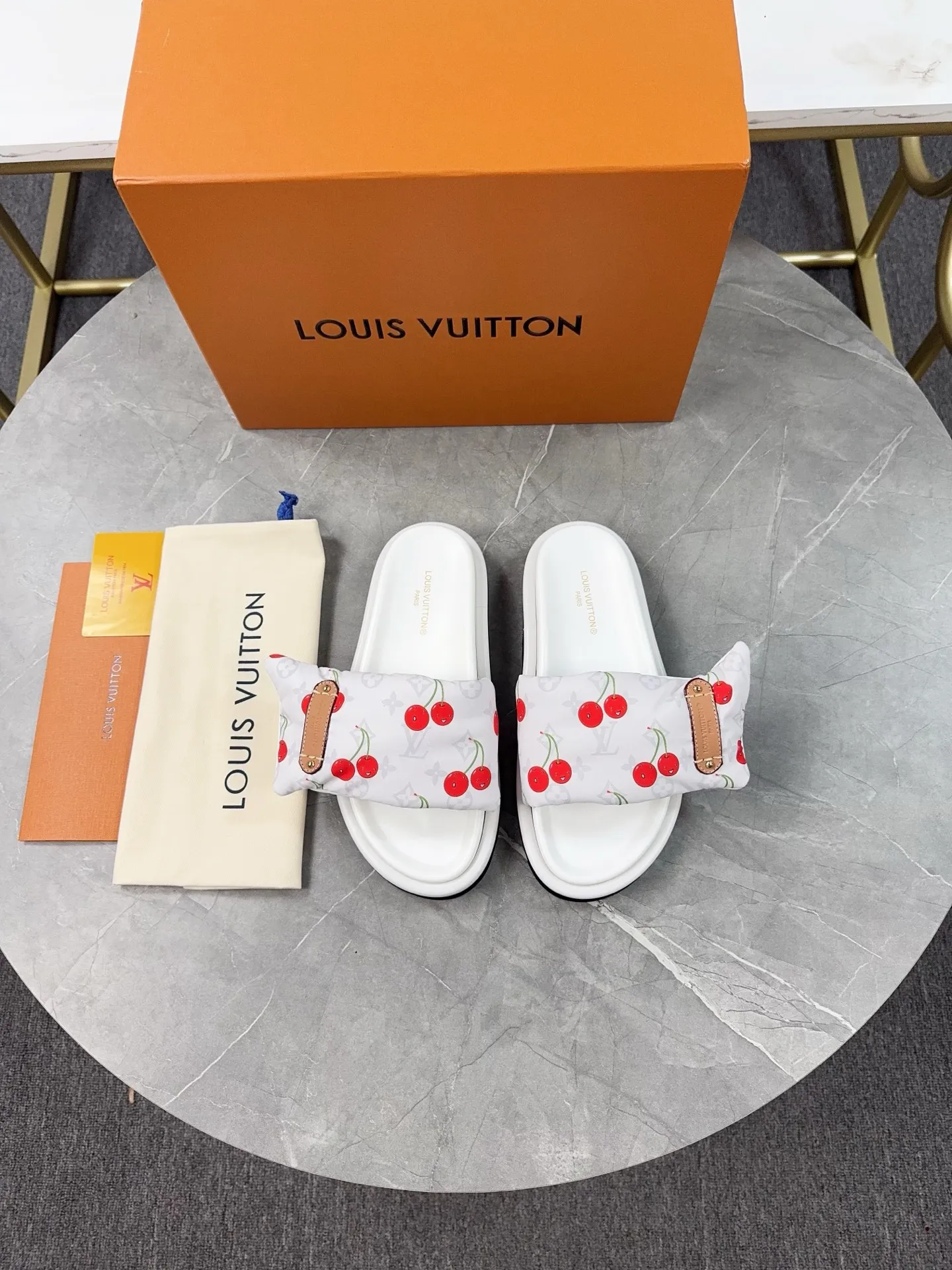 👟👟Ex-factory price 360👟👟 LV Donkey Brand L Family 2025 Hot Style Embossed Logo Embossed Sandals This Pool Pillow Comfort flat sandals are made of technical fabrics and use high-frequency embossing technology to reinterpret the Monogram pattern. Soft padded upper with adjustable Velcro, comfortable and tough insole adds harmonious colors ▪️Fabric: Original customized technical fabric ▪️Lining: soft sheepskin lining ▪️Sole: Original open-molded rubber foam outsole ▪️Size: 35-45